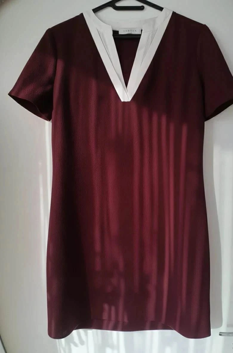 Petite Robe, couleur Bordeaux foncé, taille 2 (38/40), Marque Sandro